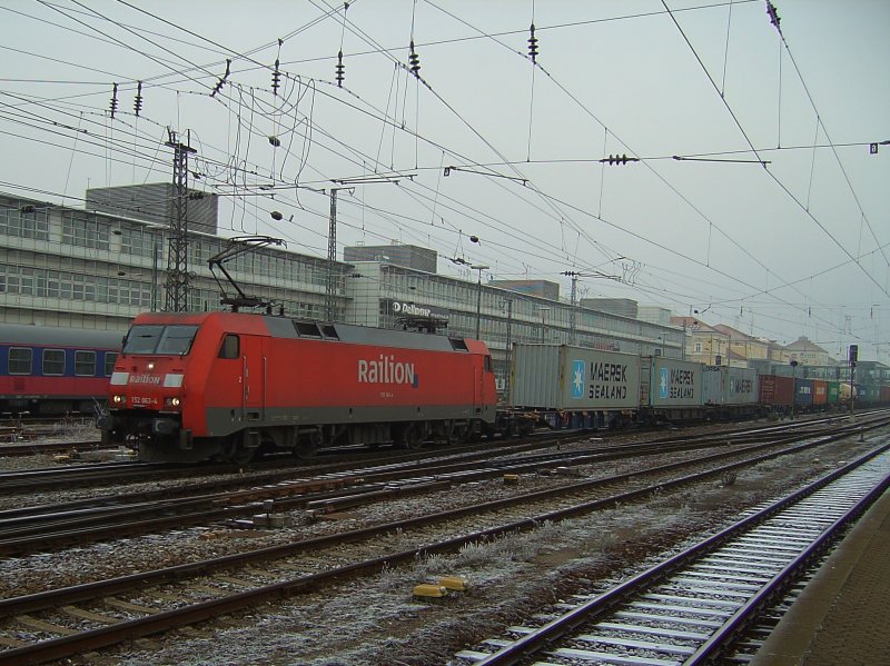 Die 152 063 mit einem Containerzug am 21.12.2007 bei der Durchfahrt in Regensburg Hbf. 