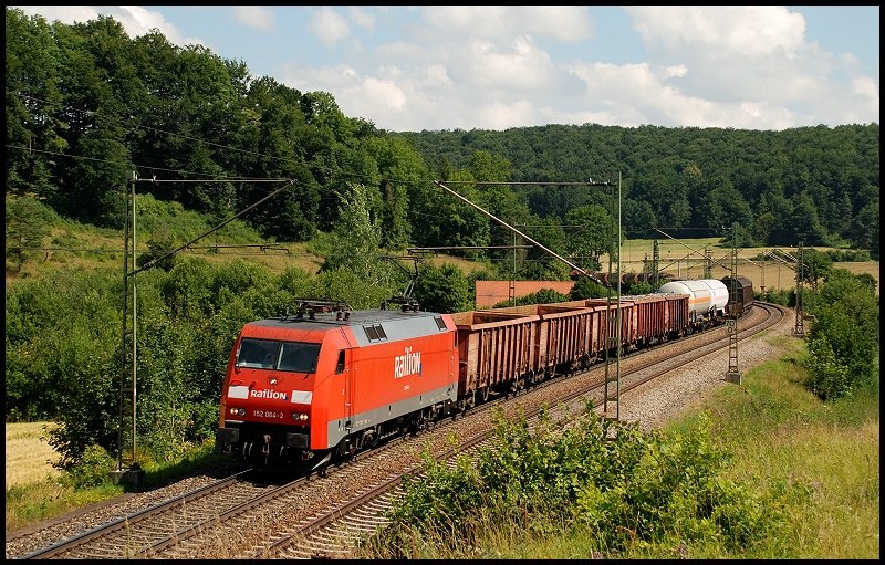 Die 152 064 ist mit einem Gterzug in Richtung Ulm unterwegs. Aufgenommen im Juli 2008 bei Urspring.