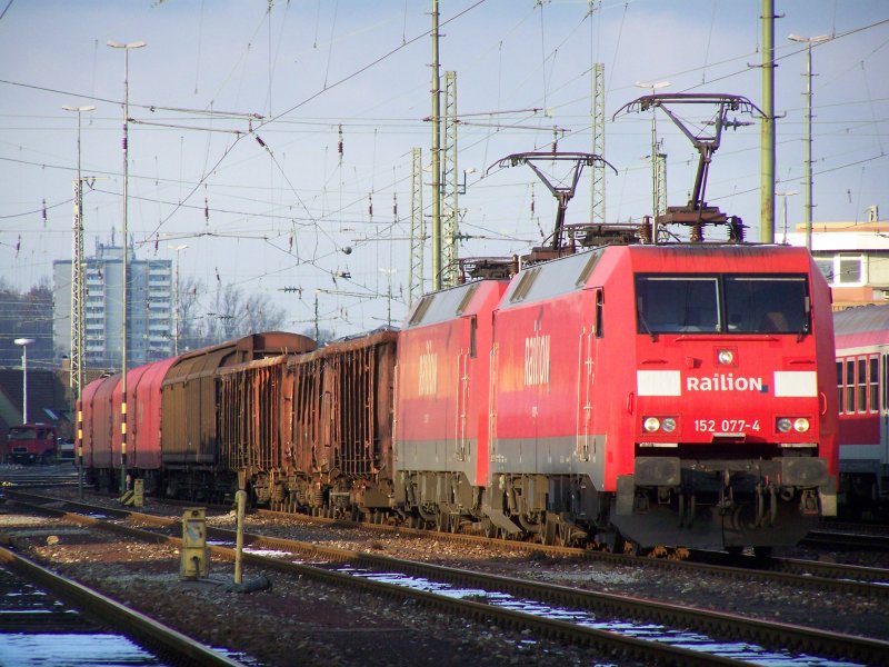 Die 152 077-4 fuhr am 16.November 2007 mit der 152 079-0 (Doppeltraktion) und einem GZ nach Stuttgart-Hafen. Aufgenommen in Aalen.