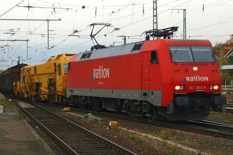 Die 152 089-9 mit einem Gterzug aufgenommen am 07.11.09 in Frankfurt Stadion auf Bahnsteig 1.