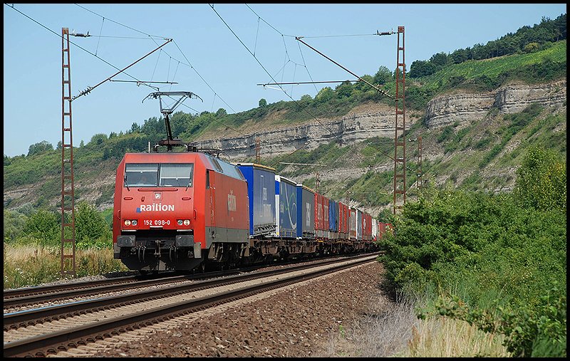 Die 152 098 (mit altem Railion-Logo) bringt ihre Fracht in Richtung Sden. Aufgenommen im Ausgust 2008 bei Thngersheim im Maintal.