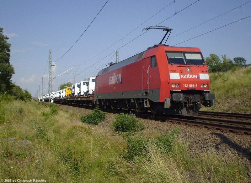 Die 152 099-8 der DB-Railion mit einem Gterzug voller neuer Transporter in Landsberg am 16.07.07.