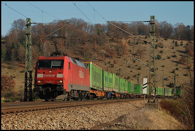 Die 152 107 zog am 15.November 2008 den Hangartner-Gterzug ber die Filsbahn in Richtung Norden. Aufgenommen bei Urspring.
