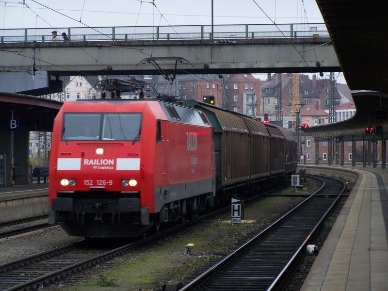 Die 152 126-9 zieht einen Gterzug durch den Bahnhof Ulm Hbf hindurch. Aufgenommen am 24.November 2007.