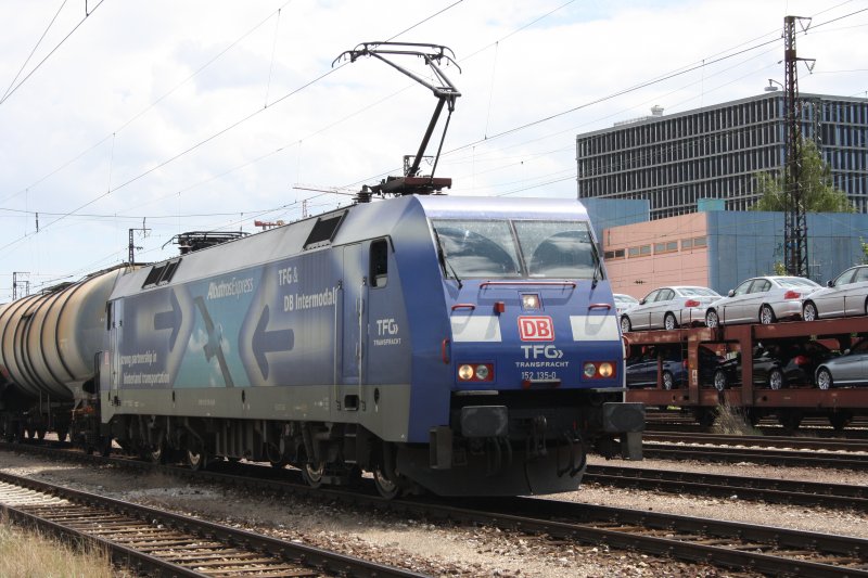 Die 152 135-0  Albatros Express  kam am 20.07.09 mit ihrem Gterzug nach Mnchen - Laim.