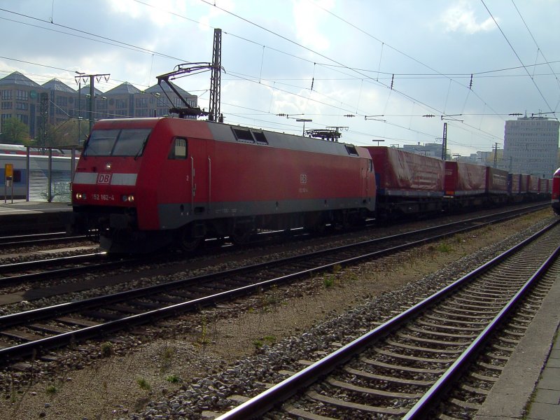 Die 152 162 am 31.10.2007 bei der Durchfahrt mit einem  Winner Express in Mnchen Ost. 