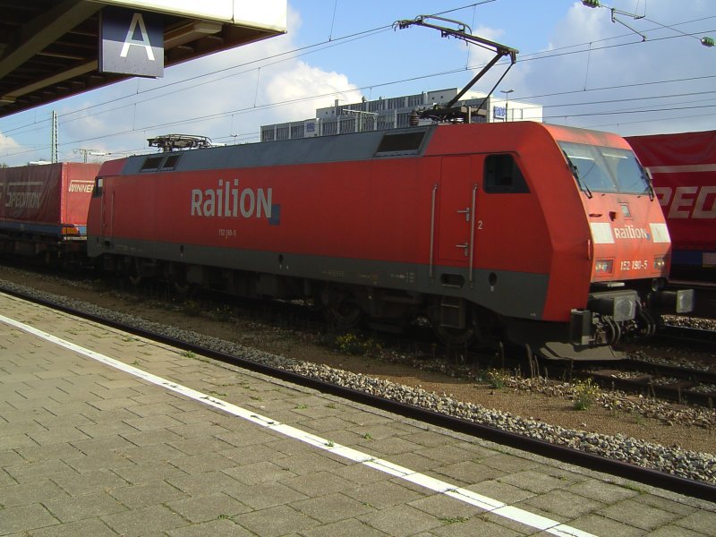 Die 152 190 mit dem Winner Express am 31.10.2007 in Mnchen Ost. 