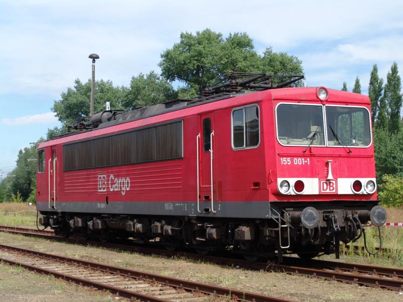 Die 155 001-1 bei der Fahrzeugparade auf dem 1.Berliner Eisenbahnfest im Bahnbetriebswerk Berlin-Schneweide.(21.08.04)