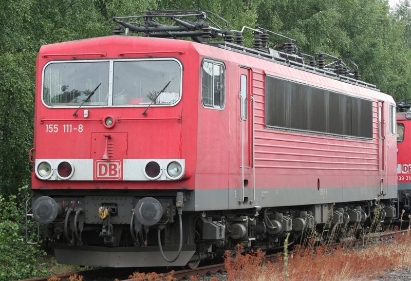 Die 155 111-9 steht wahrscheinlich auch z-gestellt in Kln Gremberg, aufgenommen von einem Fuweg am 12.07.2009
