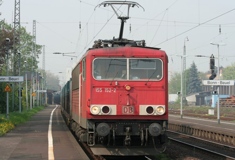 Die 155 152-2 durchfhrt Bonn Beuel am 14.04.2009 wie man rechts und links erkennet