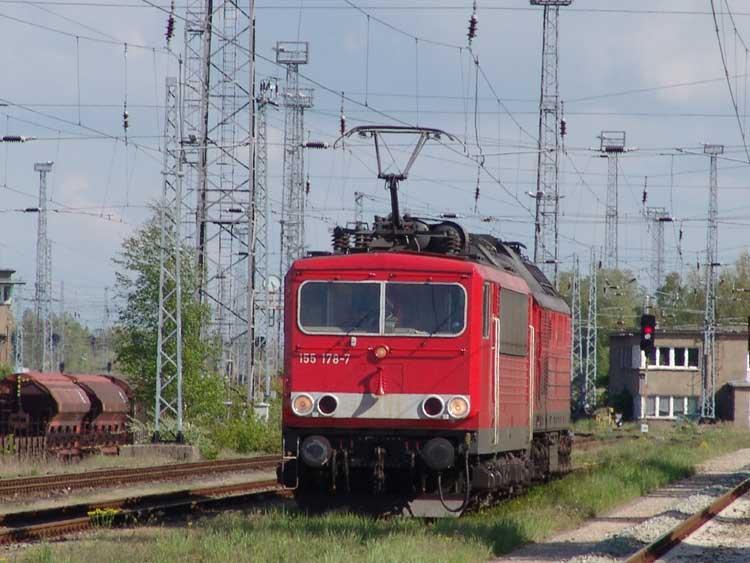 Die 155 178-7 fhrt gemeinsam mit 232 425-9 zum Kombiwerk Rostock-Seehafen.Aufgenommen am 18.05.05 