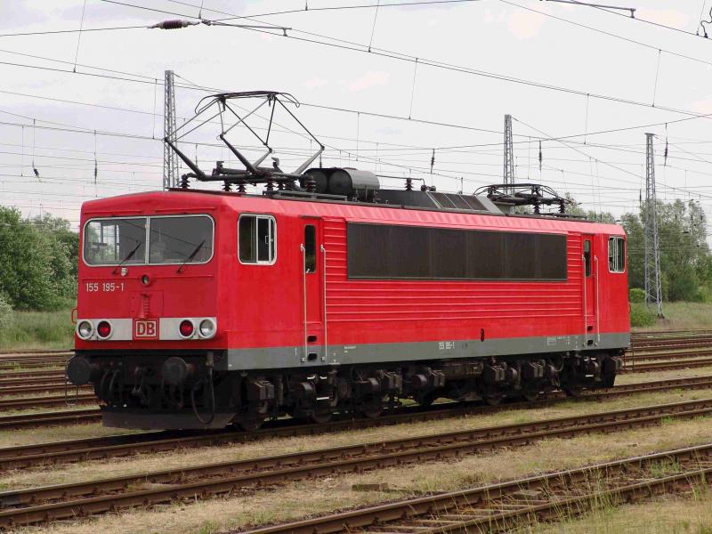 Die 155 195-1 steht abfahrbereit als LZ in der Ausfahrgruppe des Bahnhofes Rostock-Seehafen.