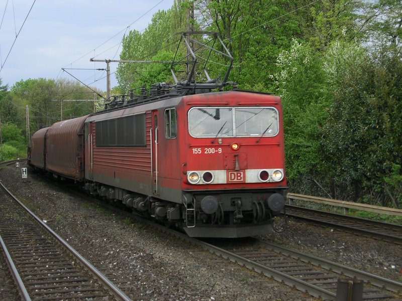 Die 155 200-9 ist mit Ihrem GZ aus Gelsenkirchen unterwegs in Richtung Bochum Nord.(30.04.2008)