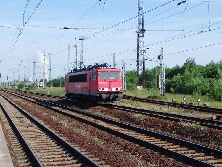 Die 155 222-3 bei der Ausfahrt aus dem Cargo-Bahnhof Rostock-Seehafen.(09.06.05)