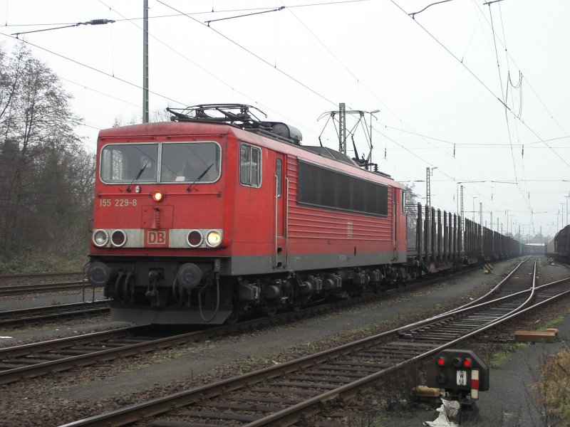 Die 155 229-8 fhrt gleich durch den Bahnhof Brake/Utw in Richtung Bremen, 19.1.2006, 11.46 Uhr