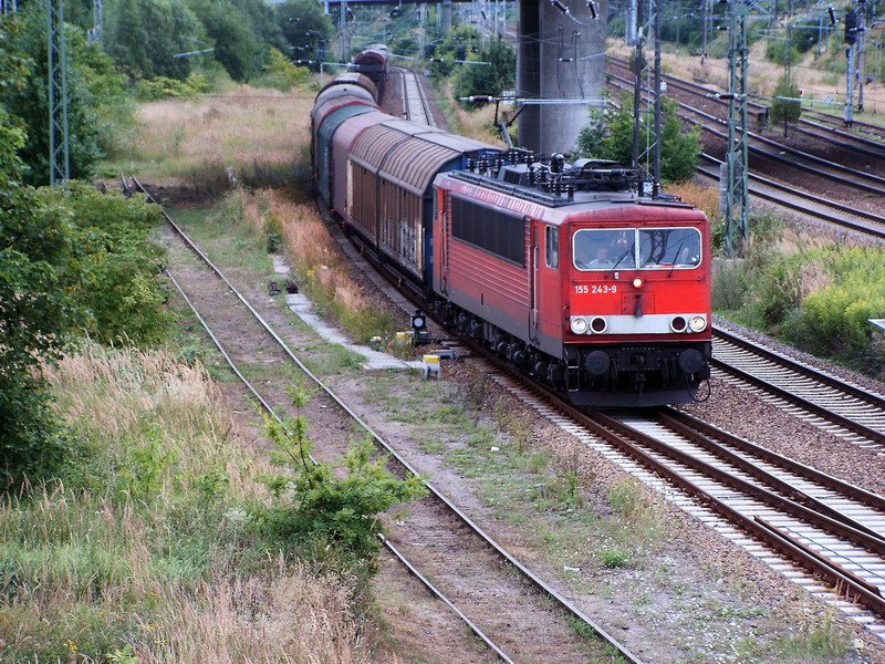 Die 155 243-9 aus Mukran kommend fhrt gerade in den Stralsunder Bahnhof ein
