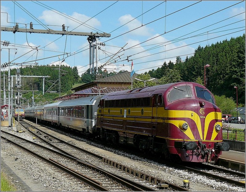 Die 1604 verlsst mit ihrem Sonderzug am 23.06.09 den Bahnhof von Troisvierges. (Hans)