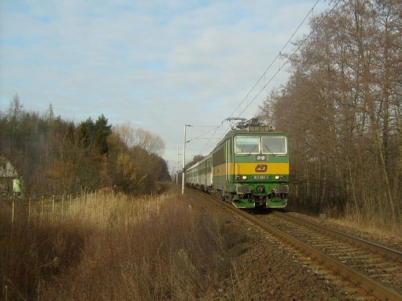 Die 163 081 fhrt mit einem Personenzug von Hradec Krlov nach Pardubice (9.2.2008)