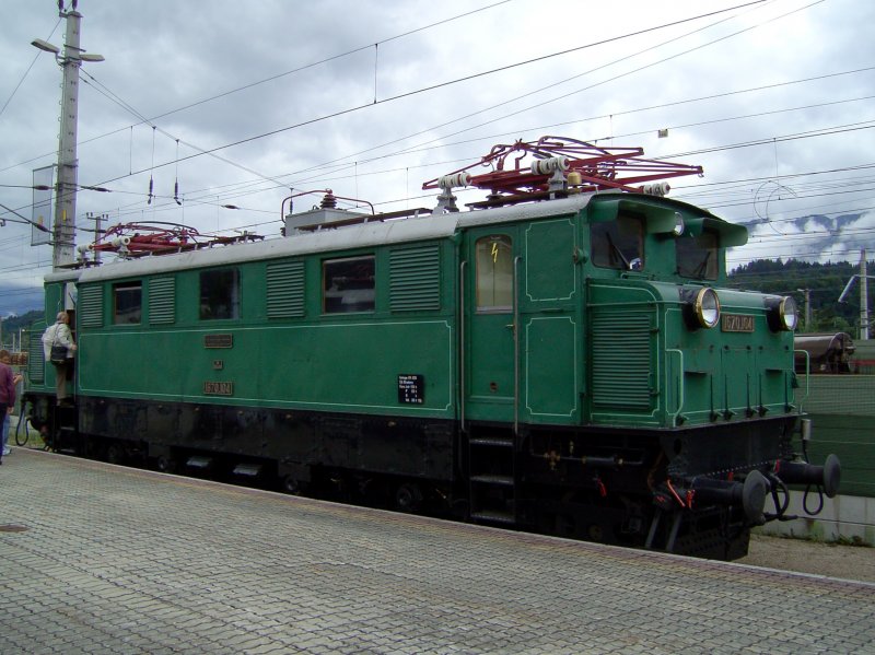 Die 1670 104 am 23.08.2008 ausgestellt in Wrgl Hbf anlsslich 150 Jahre Eisenbahnen in Tirol. 