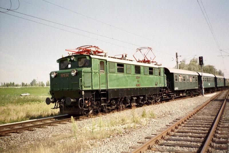 Die 1670-104 mit einem Nostalgiezug im Rahmen einer Sonderfahrt bei einem Fotohalt im Juli 2001 zwischen den Bahnhfen Hard und Lustnau