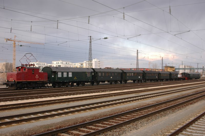 Die 169 005 vor dem Sz des Lokalbahnvereins Landshut auf der R�ckfahrt von M�nchen Ost im Laimer Gbf am 24.03.08
