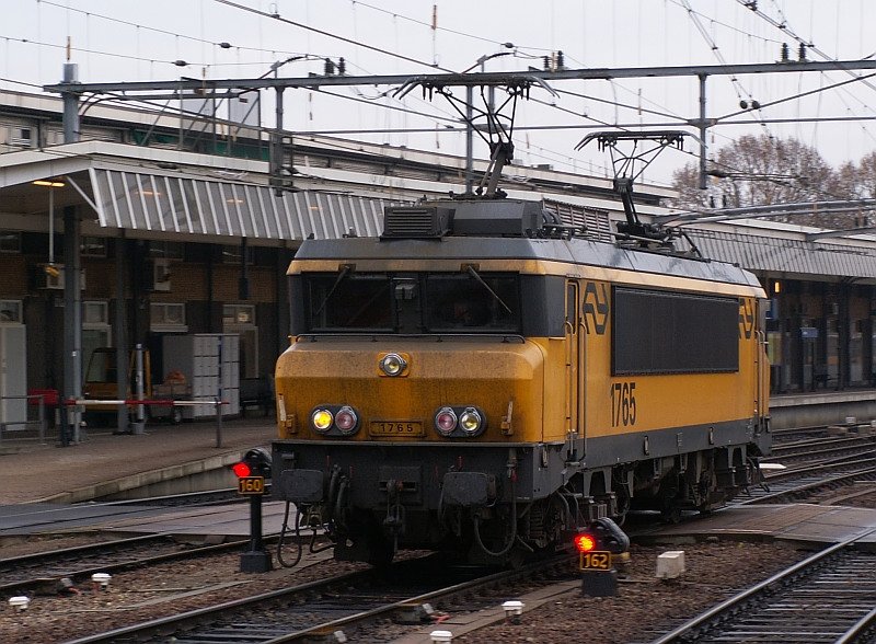 Die  1765  rangiert im venloer Bahnhof. Sie hat einen IC aus Den Haag nach Venlo gebracht und wird jetzt umgespannt um den Zug wieder nach Den Haag zu ziehen. Das Foto stammt vom 19.11.2007