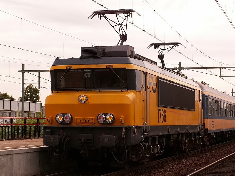 Die 1766 zieht einen IC aus Venlo nach Den Haag. Das Foto stammt vom 05.09.2007.