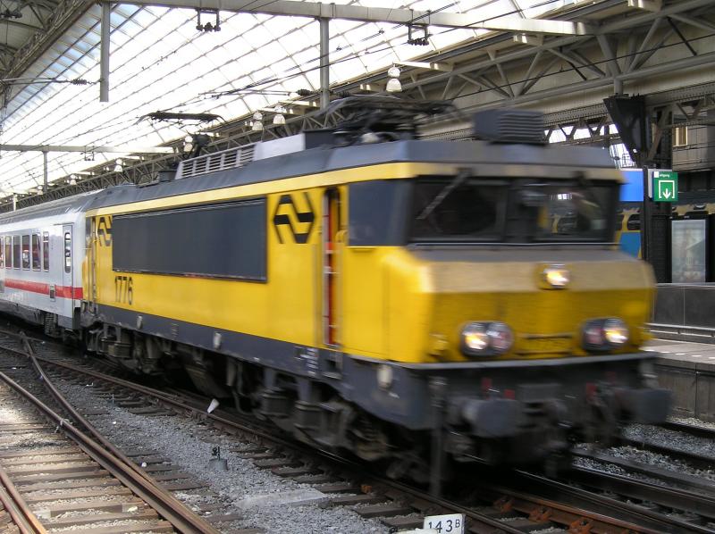 Die 1776 fhrt mit IC 146 durch den Amsterdamer Zentralbahnhof zurck nach Amsterdam Watergraafsmeer, wo dieser Zug gereinigt wird. Am Nachmittag sollte sie als IC 145 wieder nach Berlin Ostbahnhof zurck fahren. 

Amsterdam Centraal, 14.07.2005