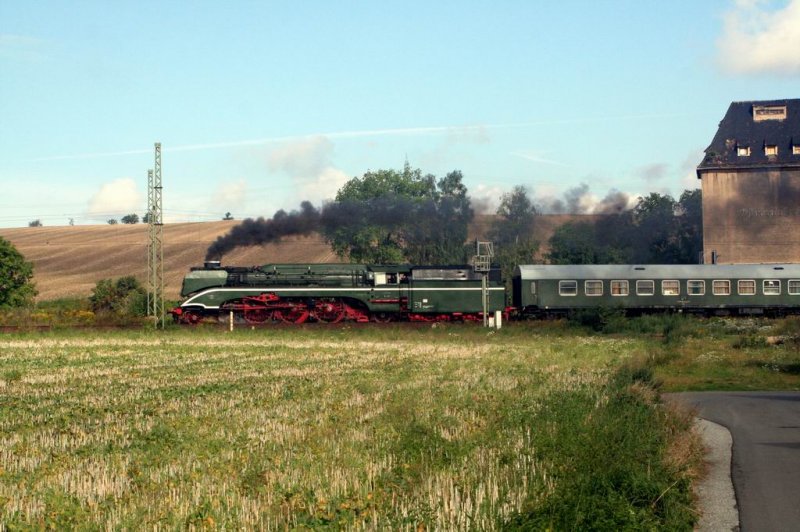 die 18 201 mal nicht schrg von vorn... Aufnahme vom 1.9.07, ich hatte mich quer zum Gleis postiert um Wagen von der Breitseite her aufzunehmen. Als der Zug kam, man sieht ihn erst in alerletzter Sekunde, glaubte ich vom Gerusch her nicht an eine Dampflok. Der Zug muss ber 100km/h drauf gehabt haben. 