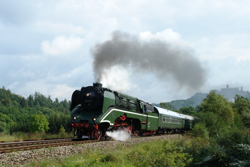 Die 18 201 mit ihrem Sonderzug war fr mich der optische und akustische Hhepunkt des Tages. Der Sound dieser Lok in der Steigung war ein Hrerlebnis. Noch lange nach dieser Vorbeifahrt hatte ich Gnsehaut. Der Dreizylinderklang ist immer wieder schn anzuhren. Aufgenommen habe ich das Prachtstck ebenfalls kurz hinter Eisenach. (01.09.07)
