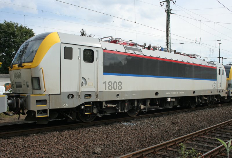 Die 1808 steht gemeinsam mit drei anderen belgischen BR 18 bereit zur Auslieferung, aufgenommen in Mnchengladbach am 26.07.2009