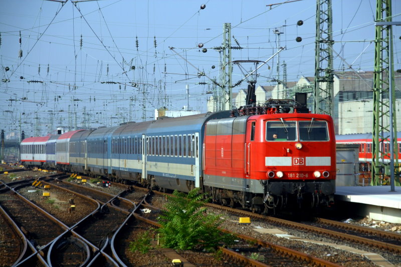 Die 181 210-6 als Euronight kommend aus Wien bei der Ankunft in Frankfurt Hauptbahnhof. Aufgenommen am 22.09.2009 von Bahnsteig 17.