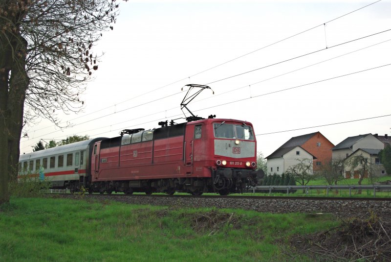 Die 181 213-0  Saar  mit ihrem IC Frankfurt --> Bebra aufgenommen kurz hinter Friedlos am 16.04.2009.