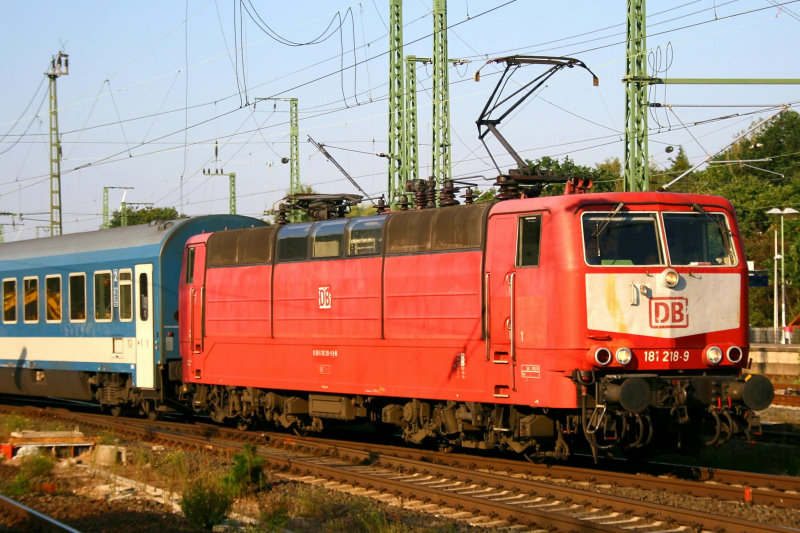 Die 181 218-9 als Euronight kommend aus Budapest in Richtung Frankfurt Hauptbahnhof. Aufgenommen am 25.09.2009 in Frankfurt Stadion auf Bahnsteig 1.