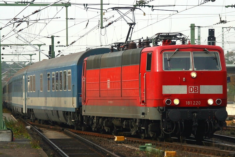 Die 181 220 als Euronight kommend aus Budapest in Richtung Frankfurt Hauptbahnhof. Aufgenommen am 26.10.2009 in Frankfurt Stadion auf Bahnsteig 1.
