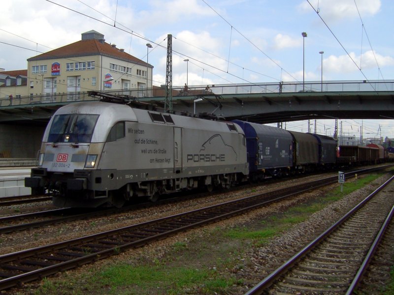 Die 182 004 am 26.08.2008 mit einem Gterzug bei der Durchfahrt in Regensburg Hbf.