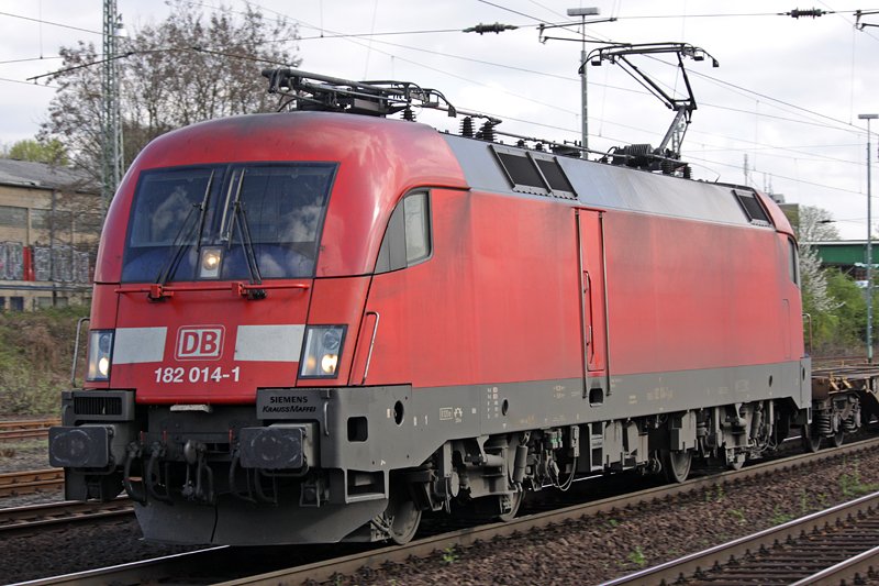 Die 182 014-1 fuhr am 09,04,09 durch Bonn Beuel