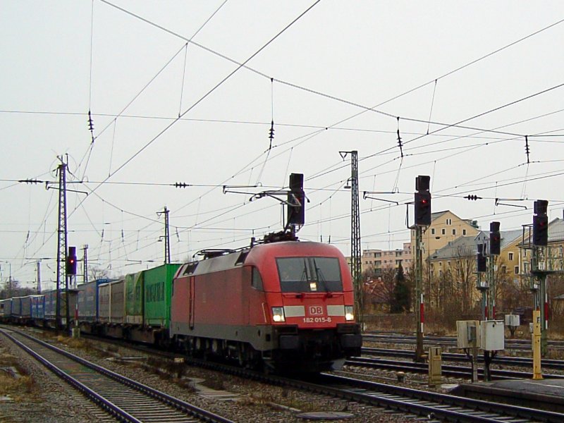 Die 182 015 am 02.02.2008 bei der Durchfahrt mit einem Containerzug in Rosenheim. 