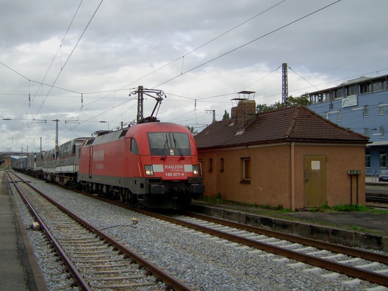Die 182 017 am 23.08.2008 mit einem KLV Zug bei der Durchfahrt in Rosenheim.