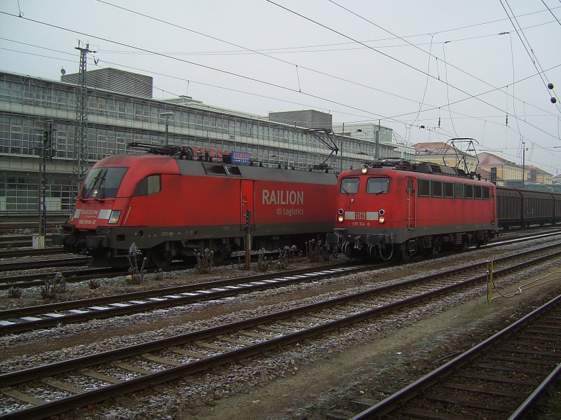 Die 182 018 bei der Durchfahr mit einem Gterzug und die 139 164 wartet an einem Rotem Signal. (Regensburg Hbf 21.12.2007) 