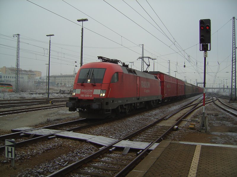 Die 182 020 am 21.12.2007 mit einem Gterzug bei der Durchfahrt in Regensburg HBF.