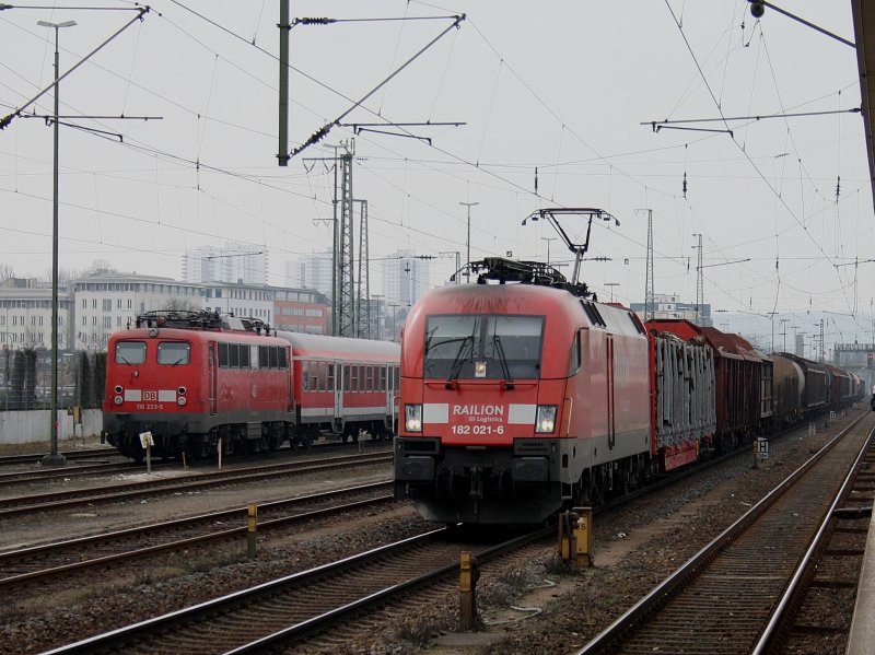 Die 182 021 mit einem Gterzug am 14.03.2009 bei der Durchfahrt durch den Regensburger Hbf. Im Hintergrund ist die 110 223 mit Regionalzug abgestellt. 