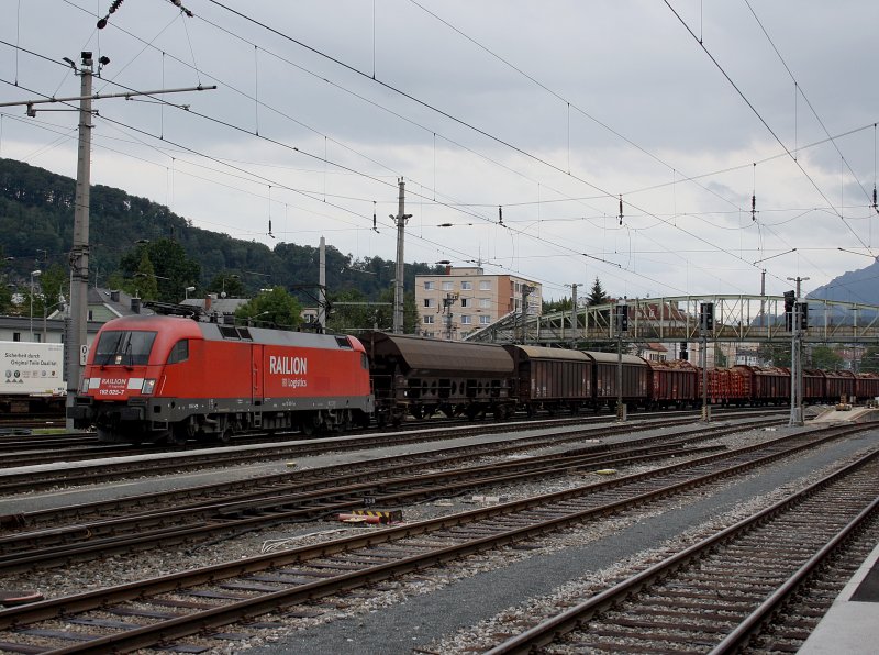 Die 182 025 am 11.07.2009 mit einem Gterzug bei der Ausfahrt aus dem Salzburger Hbf. 