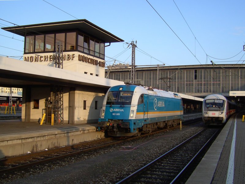 Die 183 001 am 08.11.2008 an Gleis 19 in Mnchen Hbf beim ausfahren. 