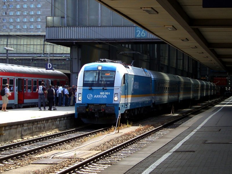 Die 183 001 am 31.05.2008 mit einem ALEX nach Hof bei der Ausfahrt aus Mnchen Hbf. 
