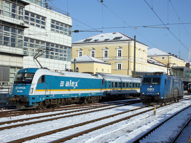 Die 183 002 vom ALEX und die 185 522 von LTH am 09.01.2009 in Regensburg Hbf. 