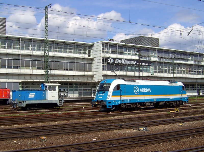 Die 183 002 und die Gartenlaube D 08 am 26.08.2008 in Regensburg Hbf. 