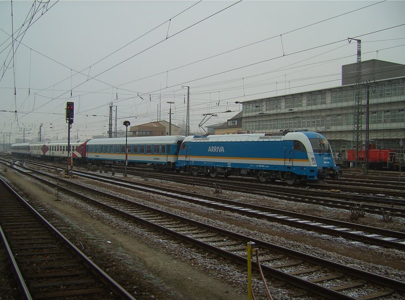 Die 183 004 am 21.12.2007 stehlt den ALEX nach Mnchen bereit in Regensburg HBF.  