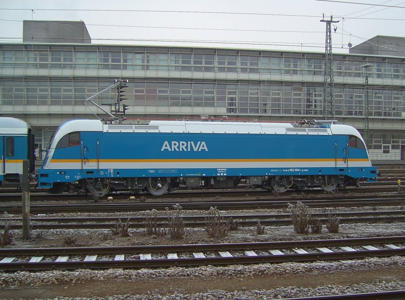 Die 183 004 am 21.12.2007 bei einer Rangierfahrt in Regensburg Hbf. 