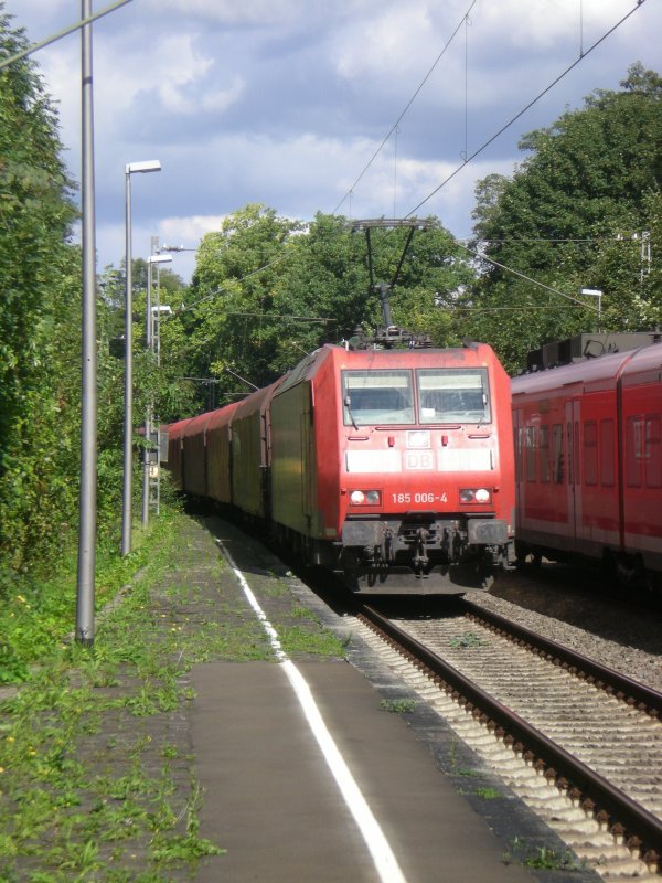 Die 185 006-4 durchfhrt am 19.09.2007 um 12:19 Uhr den Bahnhof von Rolandseck in Richtung Sden. 